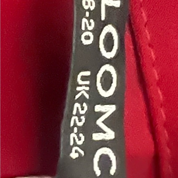 Bloomchic scalloped neck with Swiss dot sleeve 18/20 top NWT - Picture 4 of 4